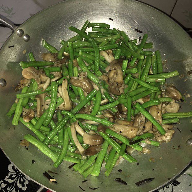 Step 2 Stir-fried green beans with straw mushrooms Vegetarian stir-fried green beans with straw mushrooms