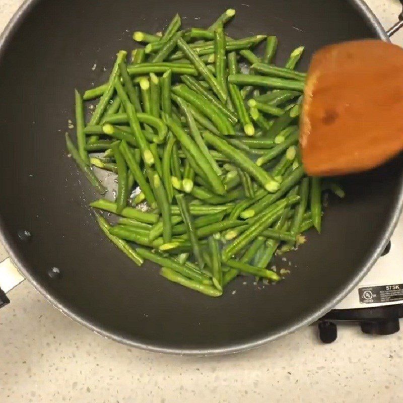 Step 3 Stir-fry green beans with seasoning sauce Stir-fried green beans with salted egg