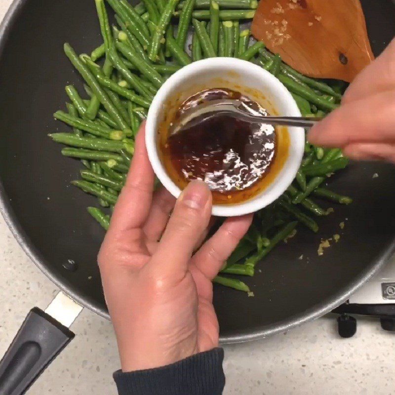 Step 3 Stir-fry green beans with seasoning sauce Stir-fried green beans with salted egg