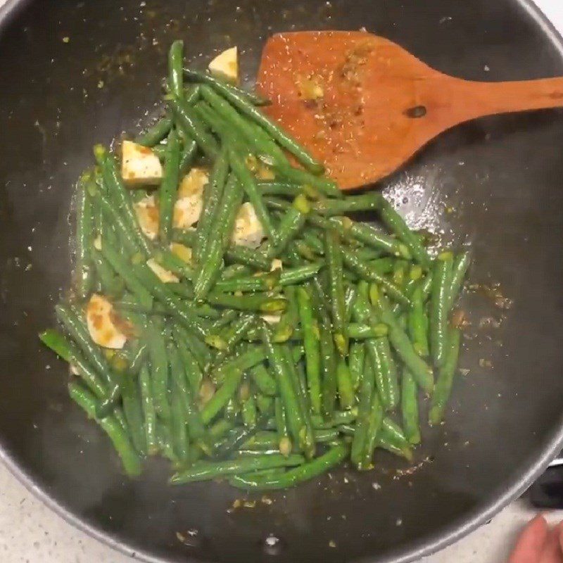 Step 4 Stir-fried green beans with salted egg Stir-fried green beans with salted egg