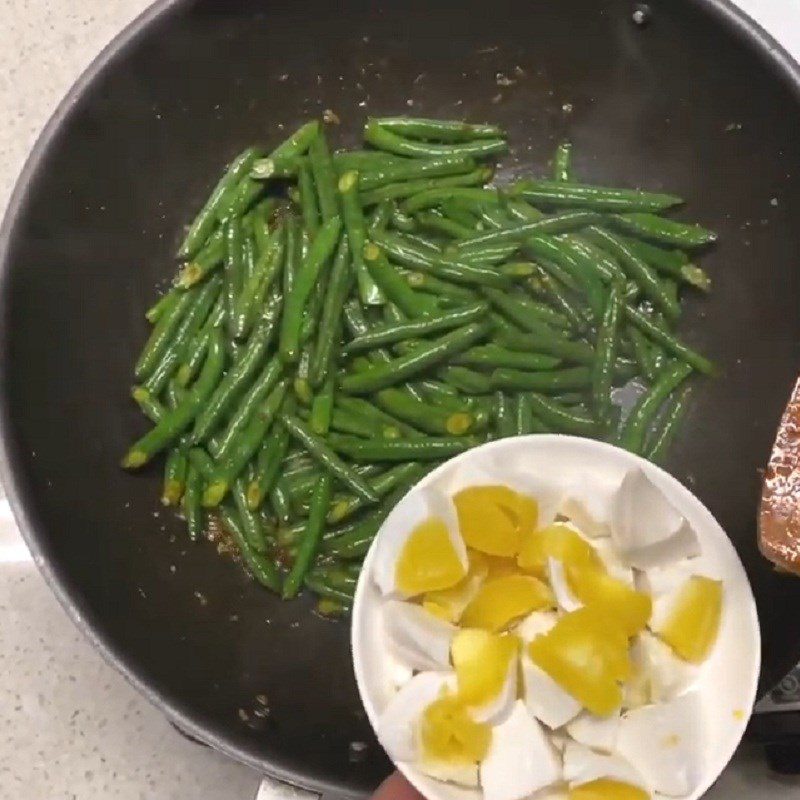 Step 4 Stir-fried green beans with salted egg Stir-fried green beans with salted egg