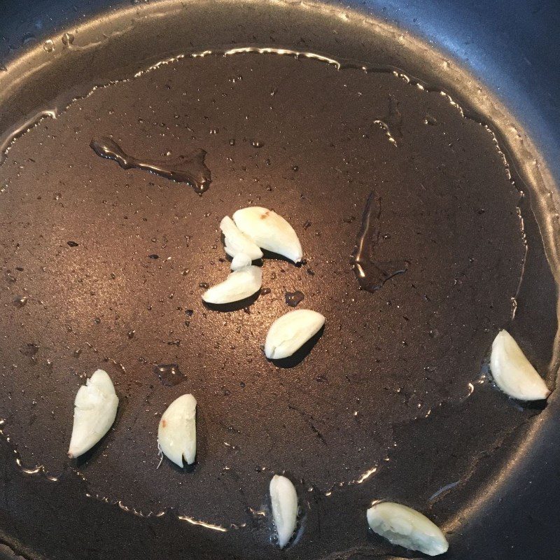 Step 2 Stir-fry the winged beans with garlic Stir-fried Winged Beans with Garlic