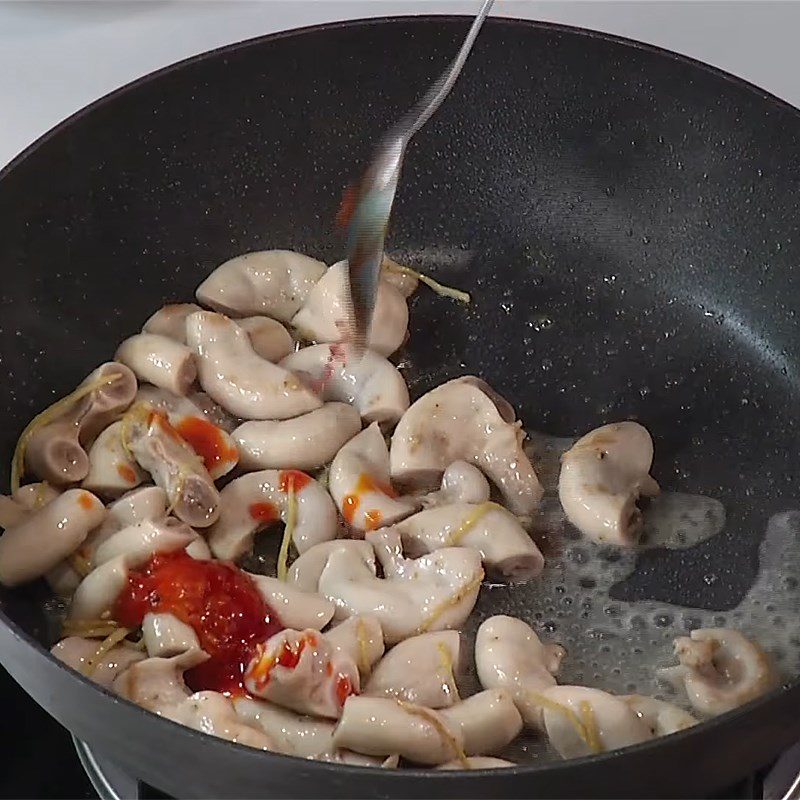 Step 3 Stir-fry pork intestine Stir-fried pork intestine with cabbage