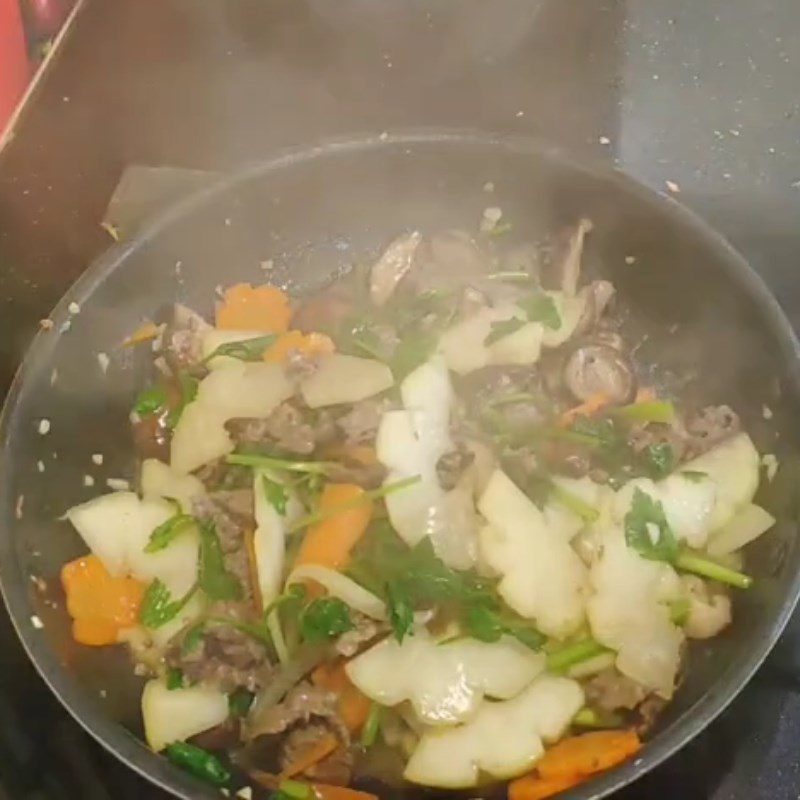 Step 4 Stir-fry papaya Papaya stir-fried beef