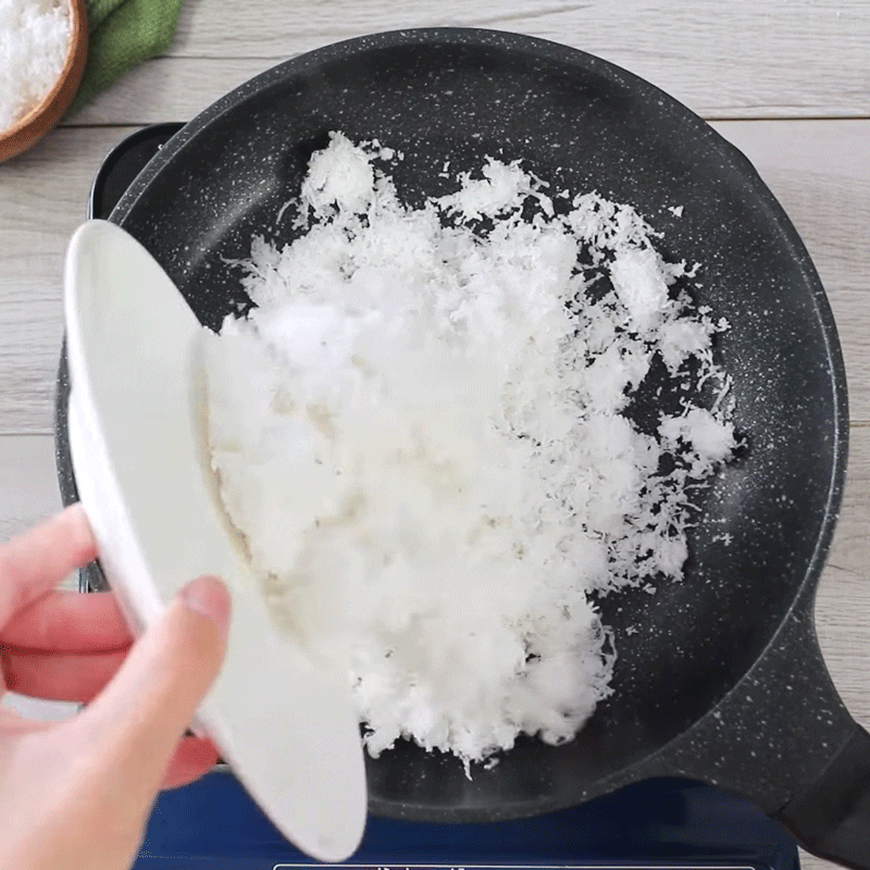 Step 1 Sauté Coconut Sticky Rice Cake with Pandan Leaves and Mung Bean Filling