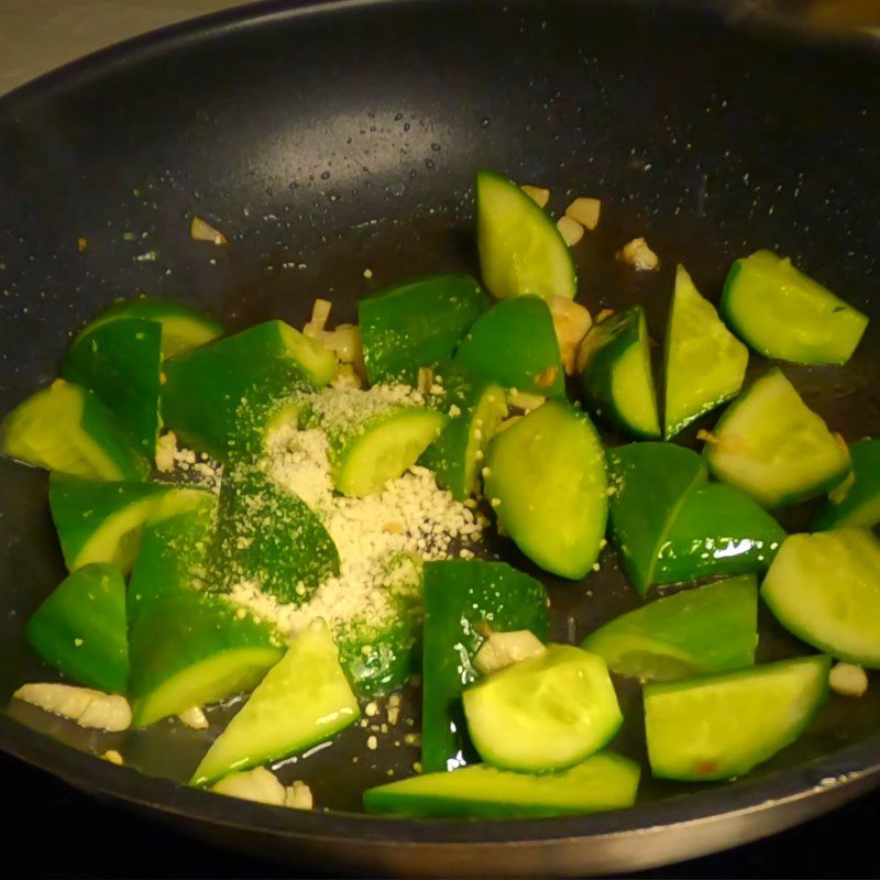 Step 3 Stir-fried cucumber with chicken eggs Cucumber (cucumber) stir-fried with eggs