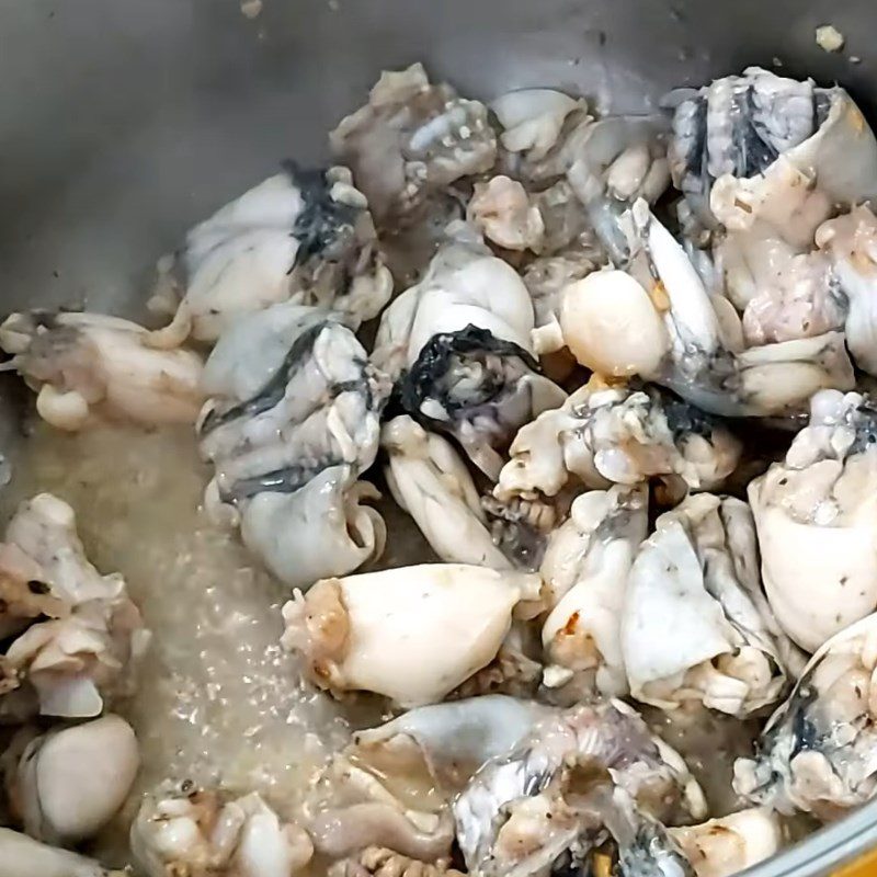 Step 3 Stir-fry frog Sour bamboo shoot soup with frog