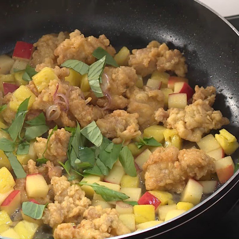 Step 6 Stir-fry chicken Pineapple apple chicken