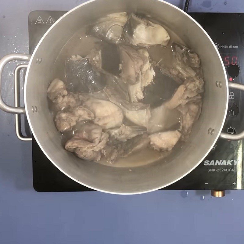 Step 5 Stir-fry the fish Sour fish soup with bamboo shoots