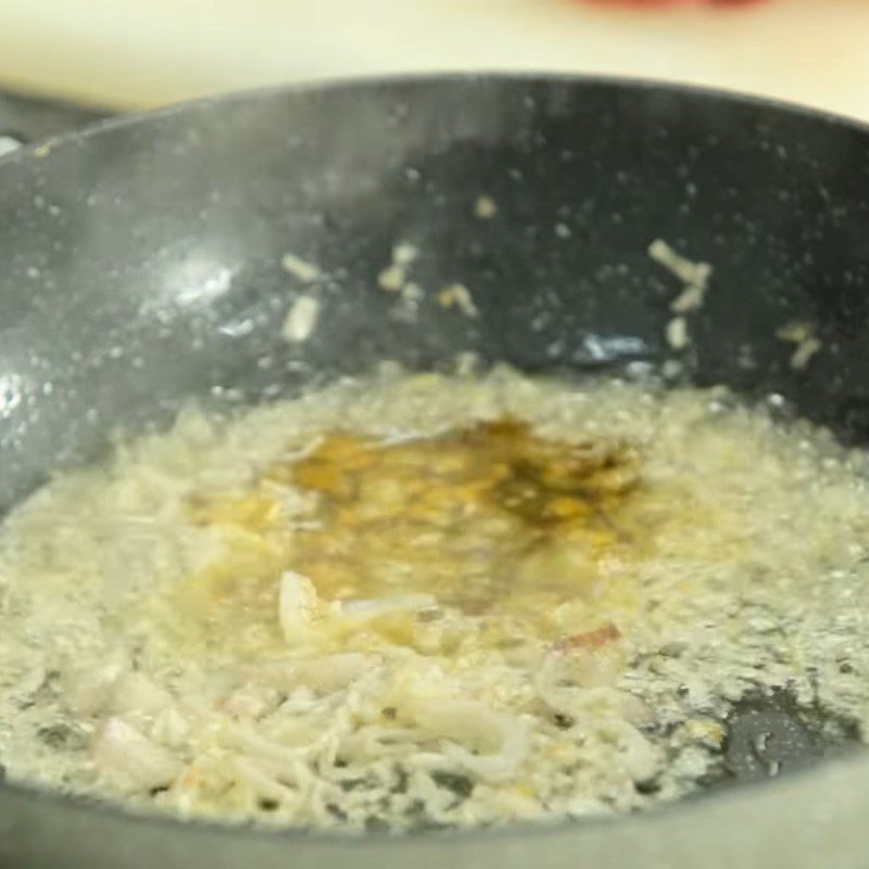 Step 6 Stir-fried crab roe Sour shrimp crab soup