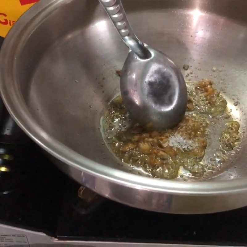 Step 3 Stir-fry the crab meat and cook the crab soup