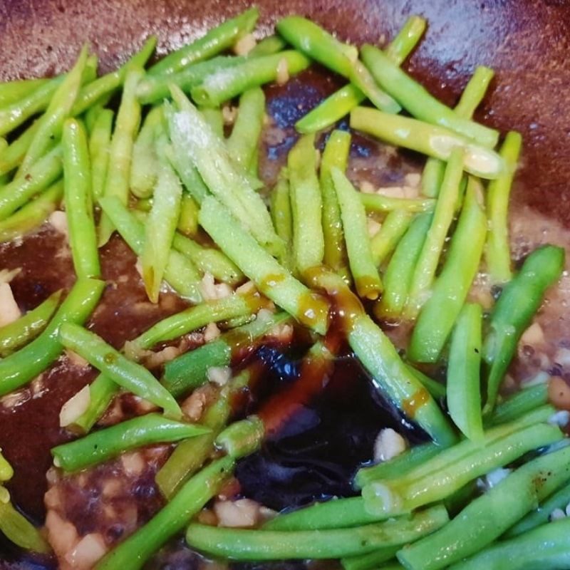 Step 4 Stir-fry liver and chicken gizzards with bean sprouts and green beans Chicken gizzards stir-fried with bean sprouts