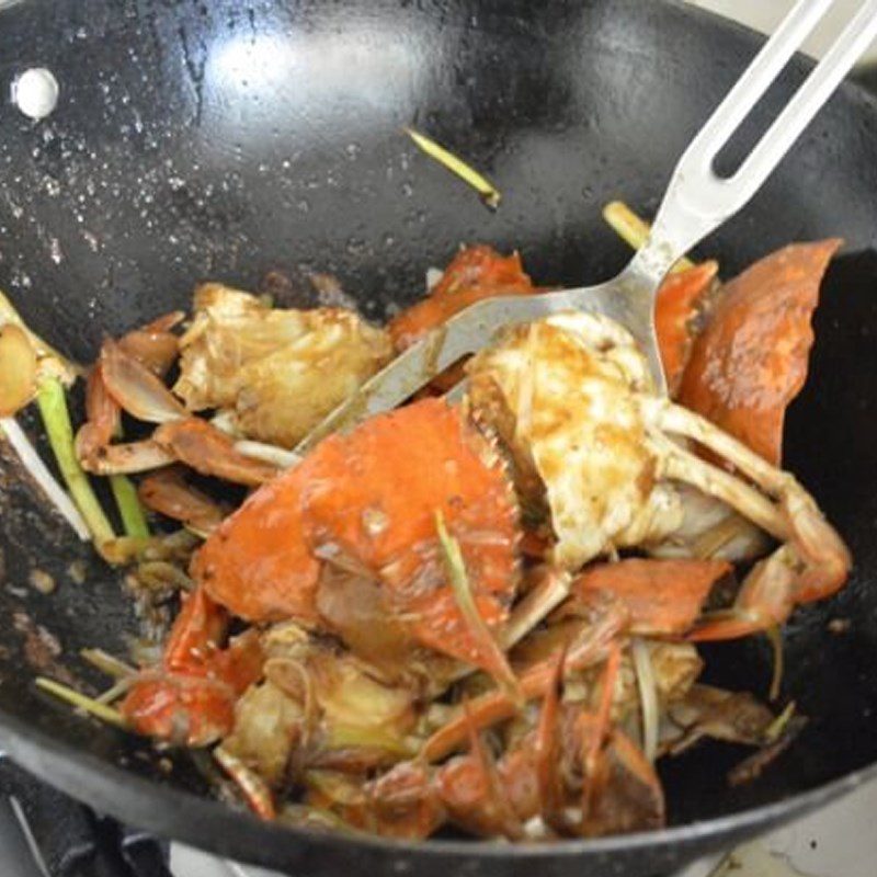 Step 2 Stir-fried crab Stir-fried crab with onion and ginger