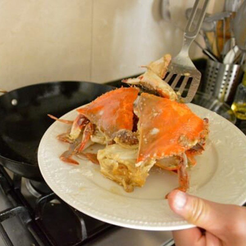 Step 2 Stir-fried crab Stir-fried crab with onion and ginger