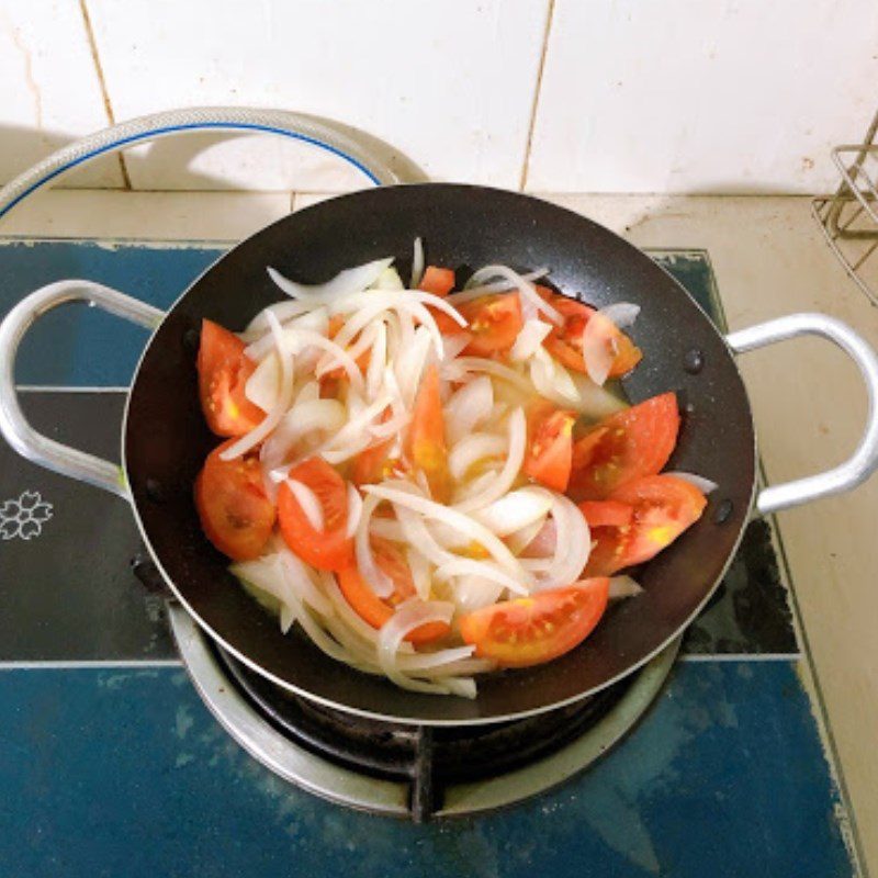 Step 2 Stir-fry onion with tomato Stir-fried onion with tomato (Recipe shared by users)