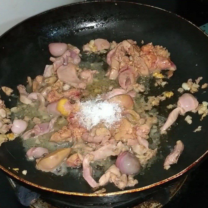 Step 3 Stir-fried Papaya Flowers Male papaya flowers stir-fried with chicken intestines