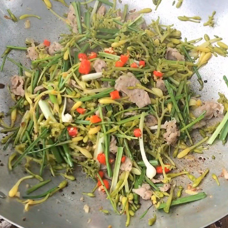 Step 3 Sautéed papaya flowers Male papaya flowers stir-fried with beef