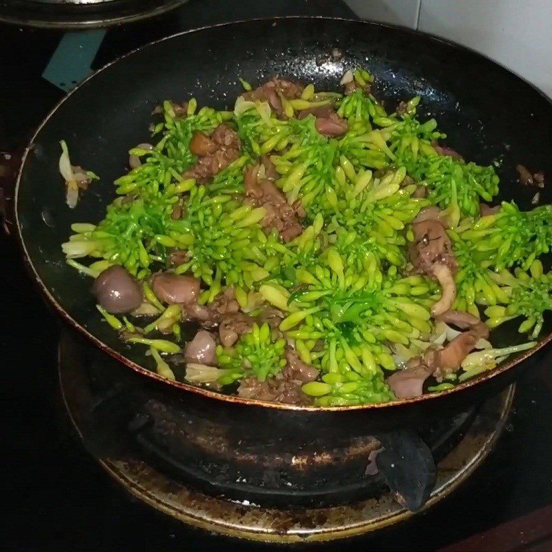 Step 3 Stir-fried Papaya Flowers Male papaya flowers stir-fried with chicken intestines