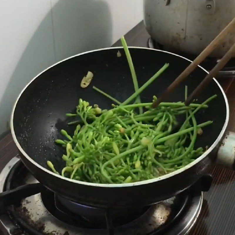 Step 2 Stir-Fry the Papaya Flowers Male Papaya Flowers Stir-Fried with Chicken Eggs