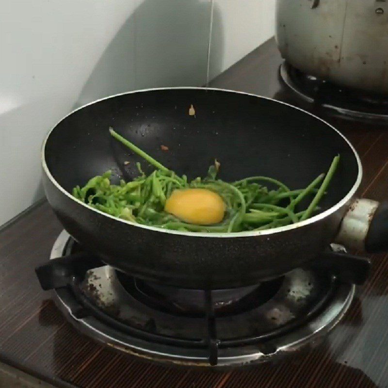 Step 2 Stir-fried papaya flowers Male papaya flowers stir-fried with chicken eggs