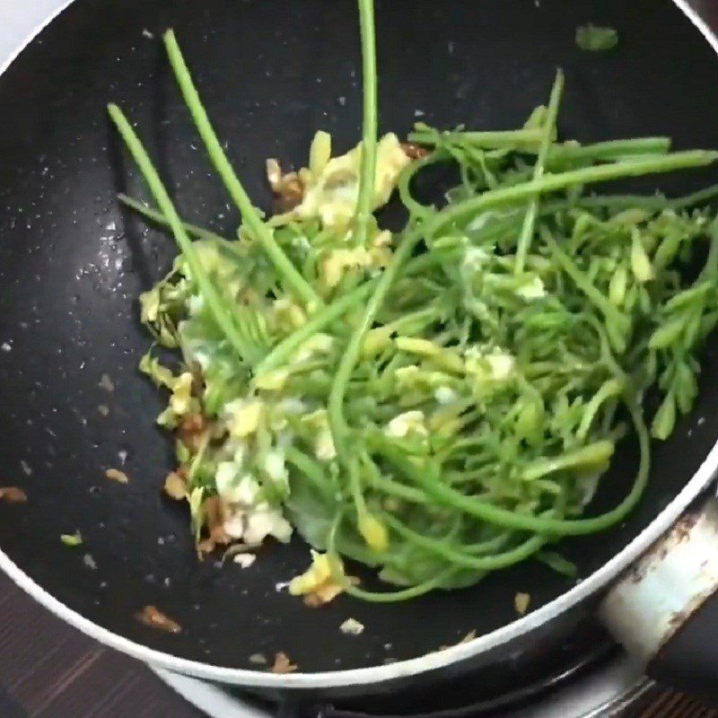 Step 2 Stir-fried papaya flowers Male papaya flowers stir-fried with chicken eggs