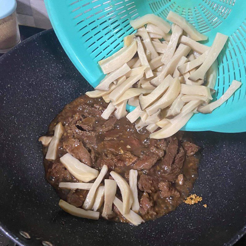 Step 5 Stir-fry the mixture Chicken leg mushrooms stir-fried with beef