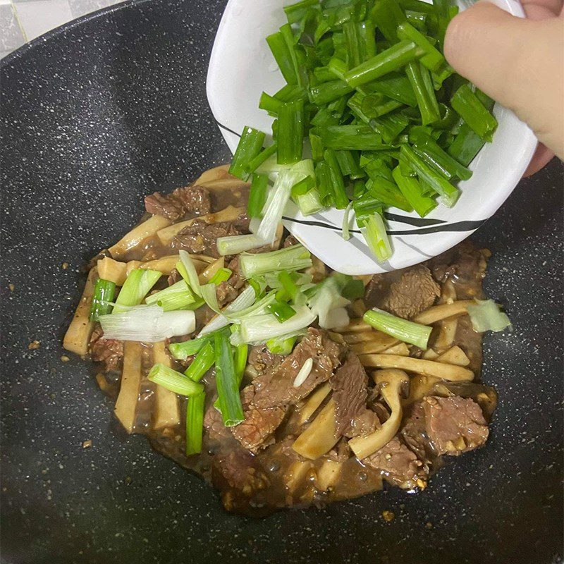 Step 5 Stir-fry the mixture Chicken leg mushrooms stir-fried with beef