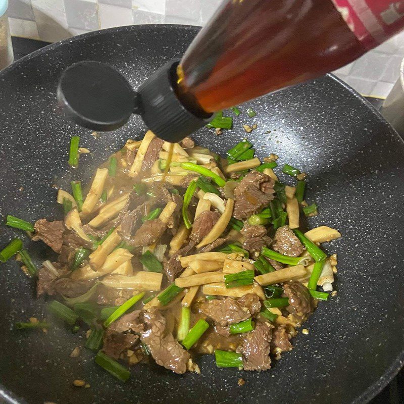 Step 5 Stir-fry the mixture Chicken leg mushrooms stir-fried with beef