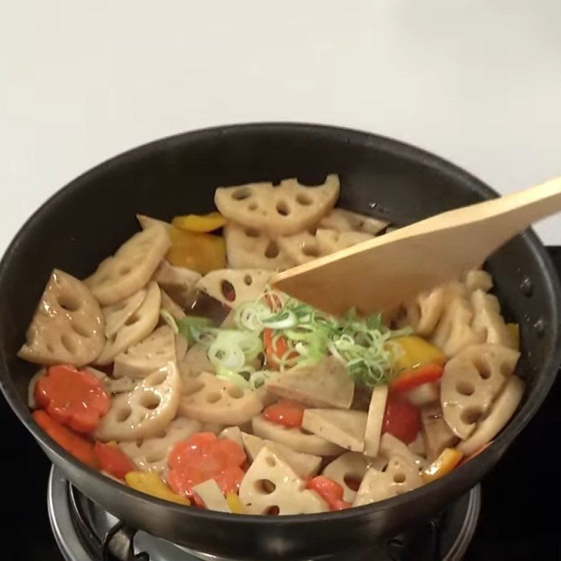 Step 4 Stir-fried lotus root with vegetables