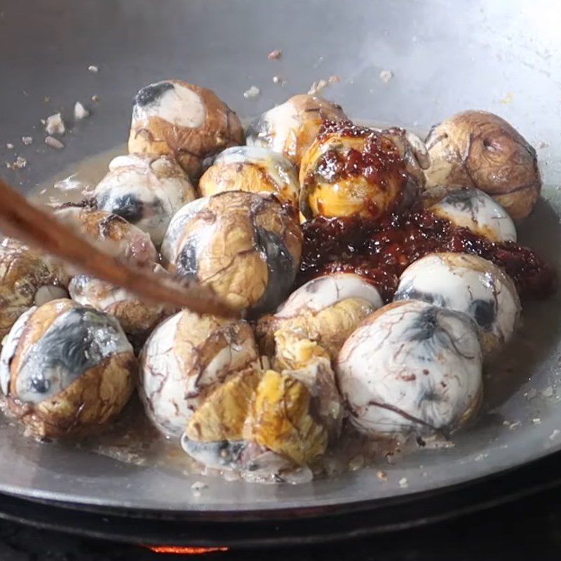 Step 3 Stir-fry the fertilized duck eggs Fertilized duck eggs stir-fried with satay