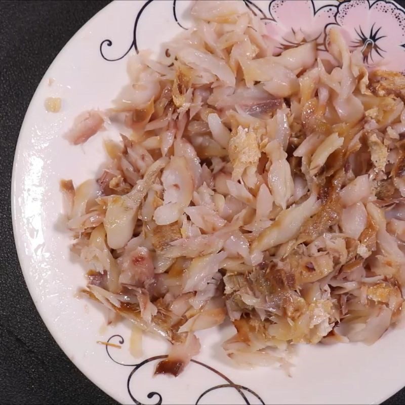 Step 3 Stir-fry dried fish Fried salty fish rice