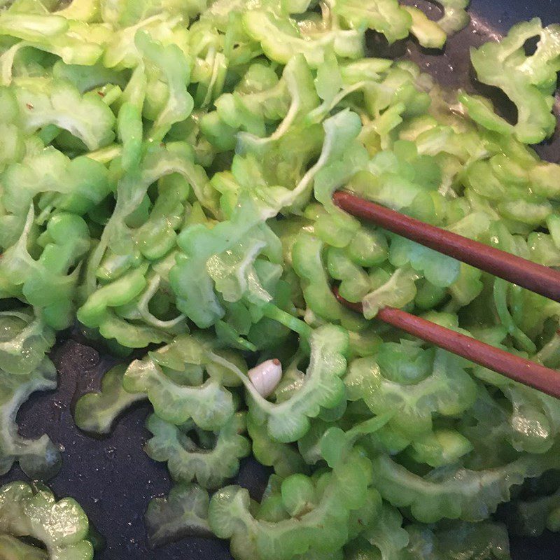 Step 3 Stir-fry bitter melon with beef Bitter melon stir-fried with beef