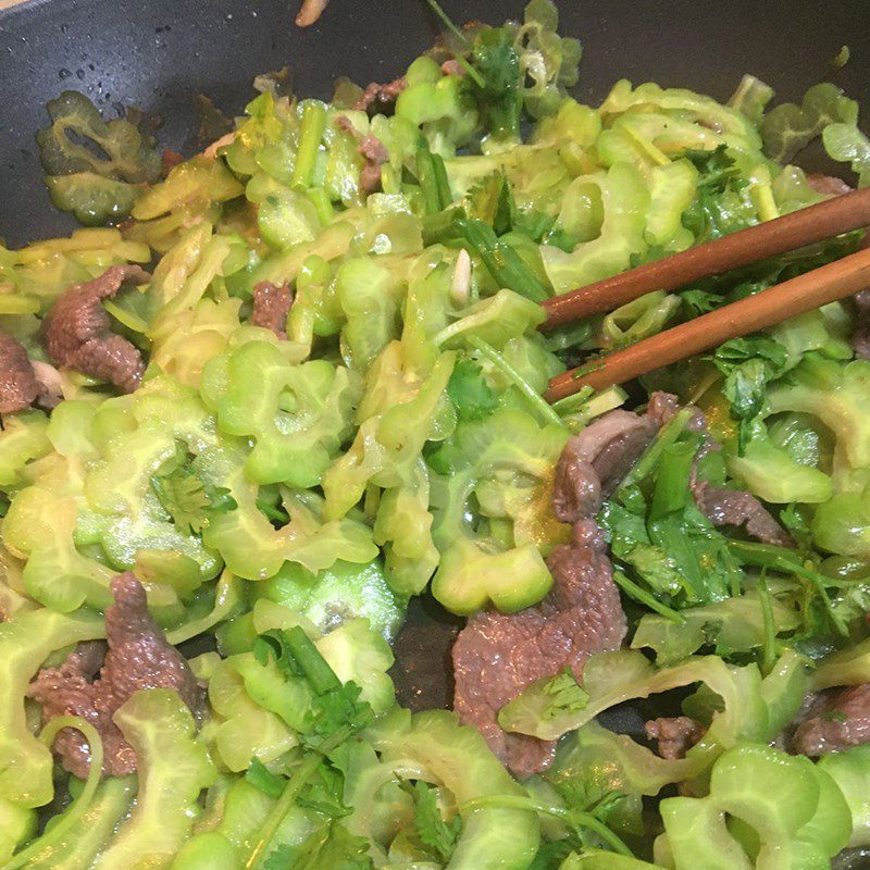 Step 3 Stir-fry bitter melon with beef Bitter melon stir-fried with beef