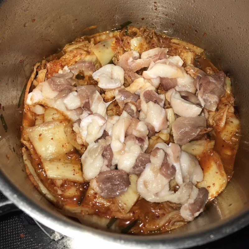 Step 2 Stir-fry kimchi and pork for Pork Kimchi Soup (recipe shared by a user)