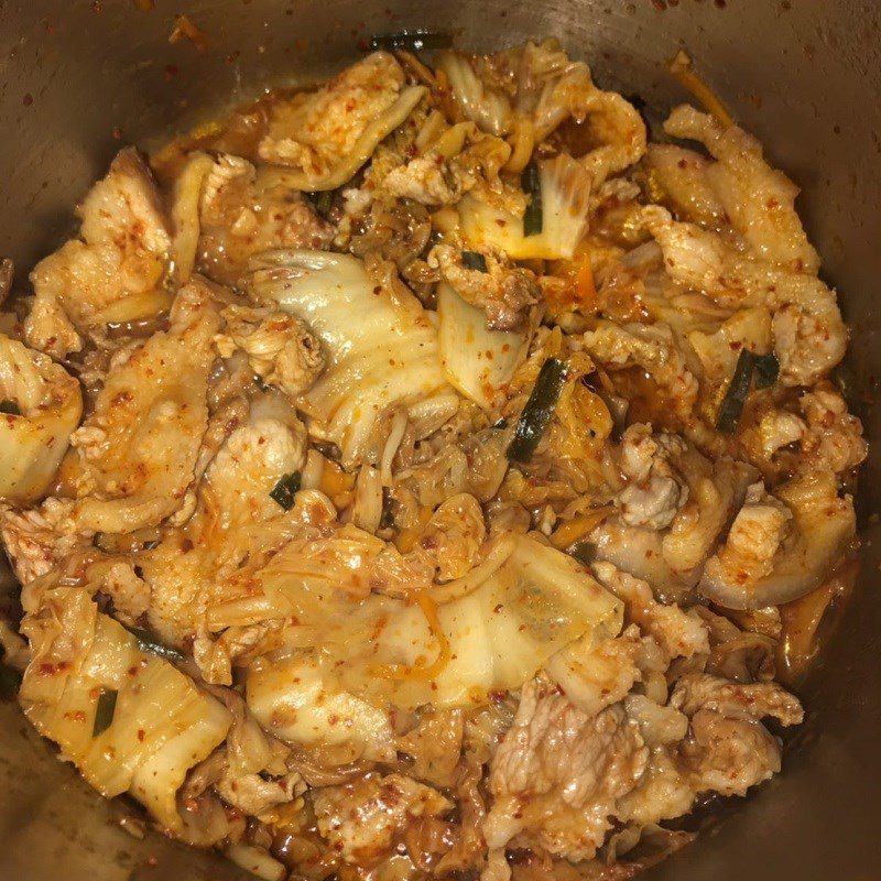 Step 2 Stir-fry kimchi and pork for Pork Kimchi Soup (recipe shared by a user)