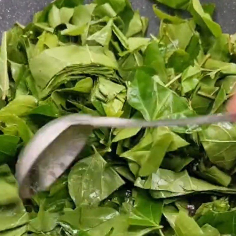 Step 3 Stir-fry leaves and beef: Stir-fried beef with leaves