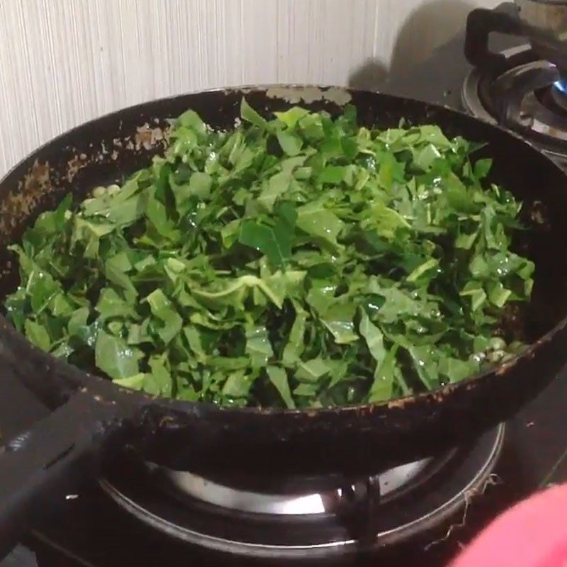 Step 3 Stir-fried papaya leaves with garlic