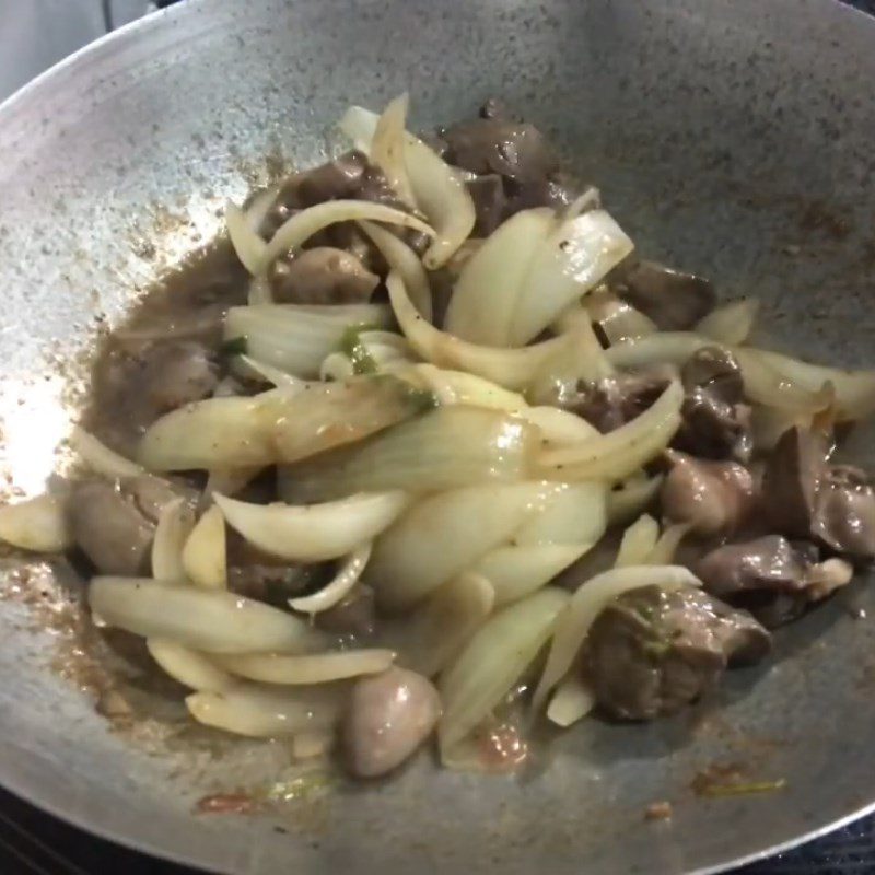 Step 4 Stir-fried chicken gizzards Chicken gizzards stir-fried with onions