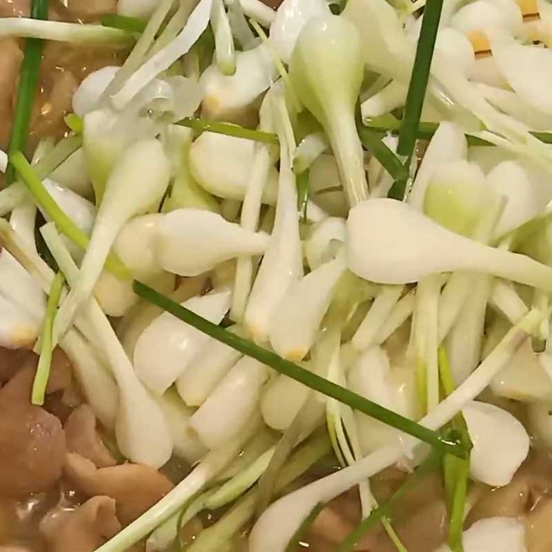 Step 3 Stir-fried pig intestines and scallions Stir-fried scallions with pig intestines