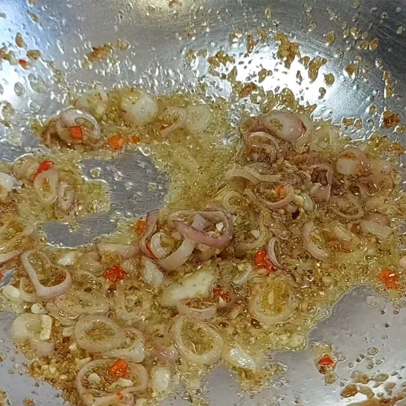 Step 3 Stir-fried fermented shrimp paste Stir-fried shrimp paste with vegetarian minced meat