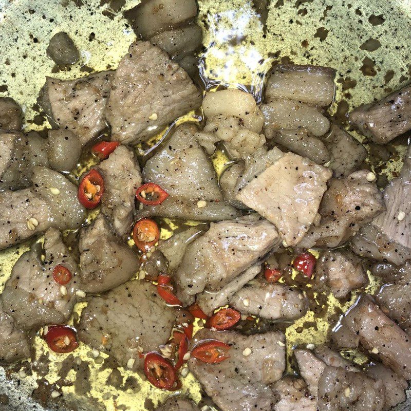 Step 4 Stir-fry fresh bamboo shoots with pork Fresh bamboo shoots stir-fried with pork