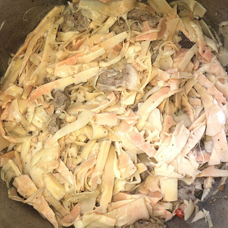 Step 4 Stir-fried fresh bamboo shoots with pork Fresh bamboo shoots stir-fried with pork