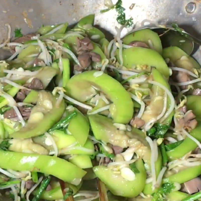 Step 3 Stir-fried chicken gizzards Stir-fried gizzards with loofah