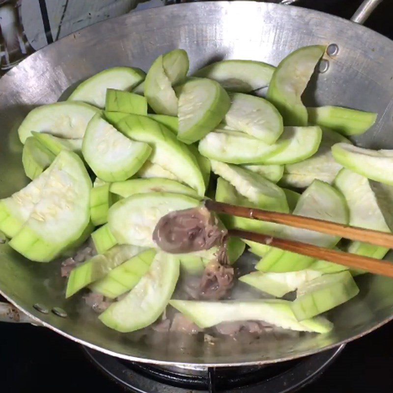 Step 3 Stir-fried chicken gizzards Stir-fried gizzards with loofah