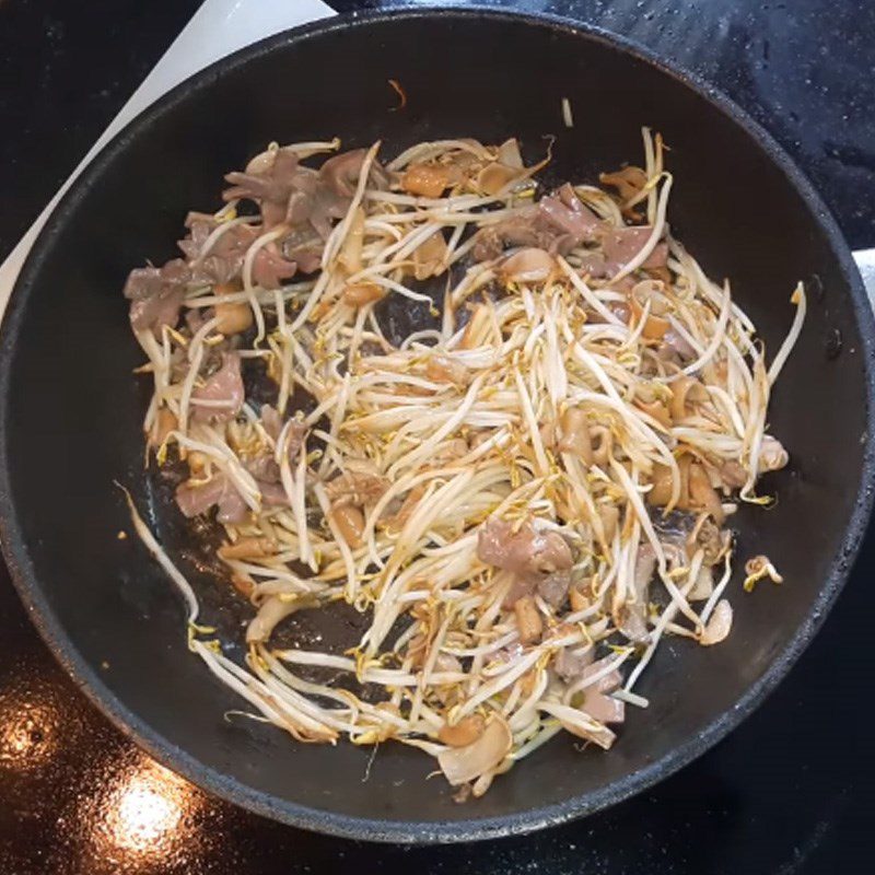 Step 3 Stir-fried chicken gizzards Stir-fried gizzards with bean sprouts