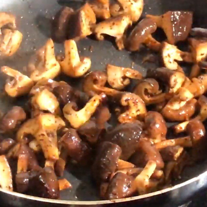 Step 3 Stir-fry chicken gizzards Stir-fried chicken gizzards with mushrooms