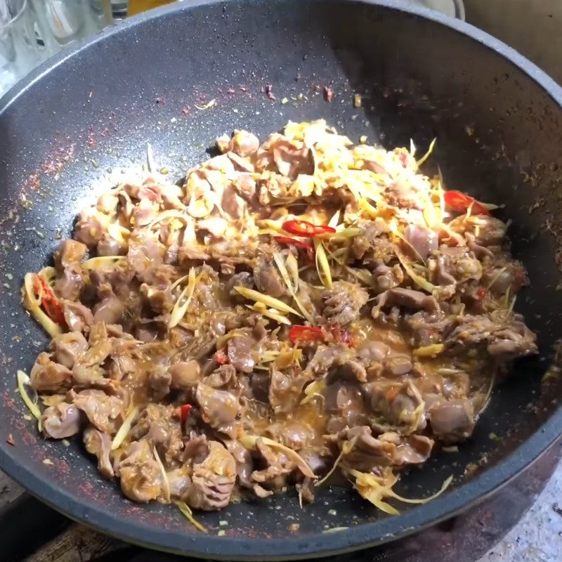 Step 3 Stir-fried chicken gizzards Stir-fried chicken gizzards with lemongrass and chili