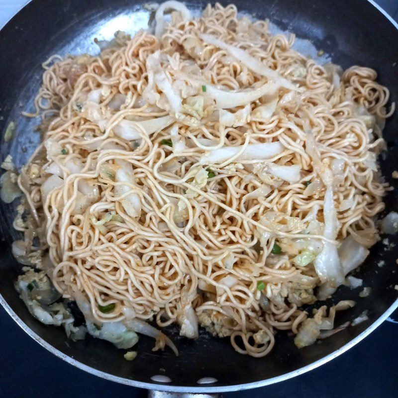 Step 3 Stir-fried noodles Stir-fried instant noodles with eggs and cabbage