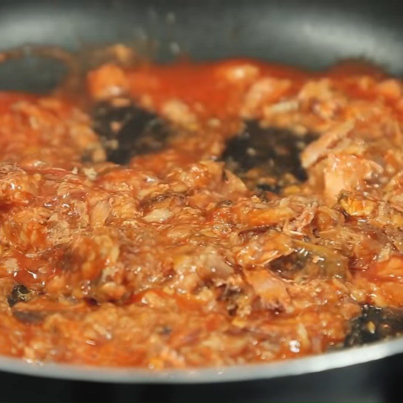 Step 2 Stir-fry the noodles with canned fish Egg Rolled Instant Noodles with Canned Fish