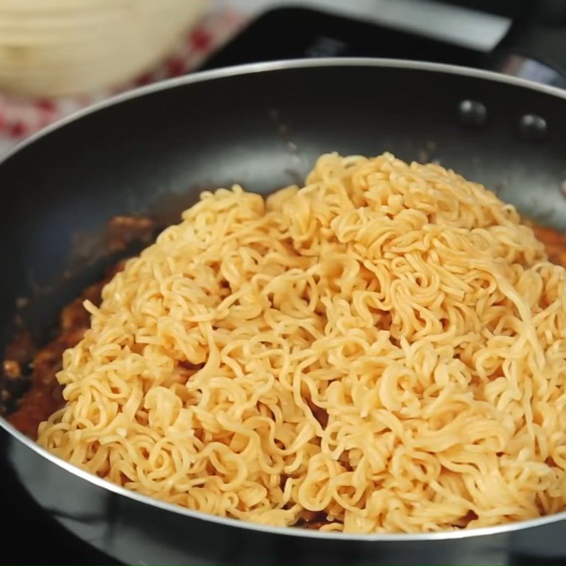 Step 2 Stir-fry the noodles with canned fish Egg Rolled Instant Noodles with Canned Fish